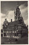 10864 Middelburg. Stadhuis. Gezicht op het stadhuis aan de Markt en Lange Noordstraat te Middelburg