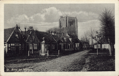 10923 St. Anna ter Muiden. Gezicht op het dorpsplein te Sint Anna ter Muiden met pomp en achter de toren van de ...