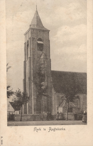 10930 kerk te Aagtekerke. De toren van de Nederlandse Hervormde kerk te Aagtekerke, met kinderen in klederdracht