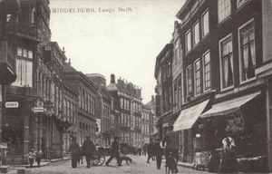 10932 Middelburg. Lange Delft. Gezicht in de Lange Delft te Middelburg, met links de hoek met de Herenstraat en rechts ...