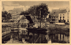 10953 Middelburg, Rouaansche Kade. Gezicht op een deel van de Rouaansekaai te Middelburg met Spijkerbrug en passerende boot