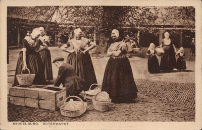 10965 Middelburg. Botermarkt. Vrouwen in Walcherse klederdracht en een jongen met hun handel op de Botermarkt te Middelburg