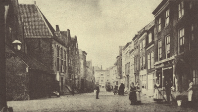 11009 Gezicht in de Hoogstraat te Middelburg met links de doopsgezinde kerk en rechts het reinigen van de stoep