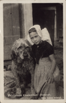 11024 Walchersche Kleederdracht (Zeeland) Mijn beste vriend. Een meisje in Walcherse klederdracht en haar hond voor een ...