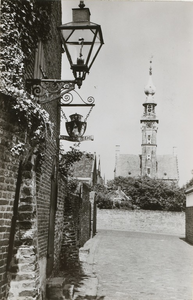 1104 Veere - Torenzicht. Gezicht op het stadhuis te Veere met op de voorgrond een lantaarn en een uithangbord met het ...