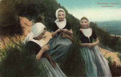 11043 Walcheren Zeeland Kouzenbreien. Drie meisjes in Walcherse klederdracht, kousen breiend in de duinen