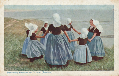 11055 Dansende kinderen op 't duin (Zeeland). Kinderen in Walcherse klederdracht in een rondedans op een duin op Walcheren