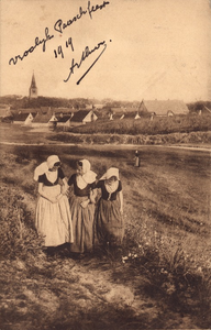 11067 Walchersch dorpgezicht. Out for a Walk. Zeeland (Holland). Drie meisjes in Walcherse klederdracht met op de ...