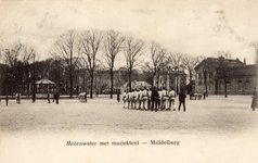 11075 Molenwater met muziektent - Middelburg. Exercerende militairen op het Molenwater te Middelburg, met achter de ...
