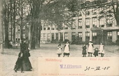11099 Middelburg. Hôtel de Abdij. Hotel de Abdij aan het Abdijplein te Middelburg met een vrouw en kinderen