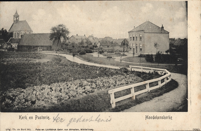 11119 Kerk en Pastorie. Hoedekenskerke. Gezicht op de Nederlandse Hervormde kerk en pastorie te Hoedekenskerke
