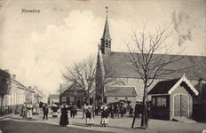 11122 Nieuwdorp. Gezicht op de Nederlandse Hervormde kerk te Nieuwdorp, met personen op de voorgrond