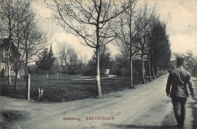 11133 Grintweg Kruiningen. Gezicht in de Grintweg te Kruiningen, met een militair