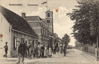 11136 Krabbendijke. Gemeentehuis. Gezicht op het gemeentehuis van Krabbendijke, met poserende militairen, kinderen en ...