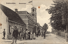 11136 Krabbendijke. Gemeentehuis. Gezicht op het gemeentehuis van Krabbendijke, met poserende militairen, kinderen en ...