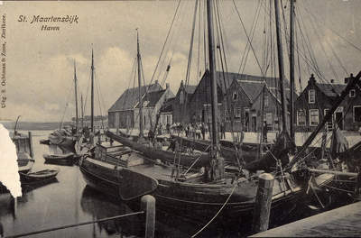 11194 St. Maartensdijk Haven. Gezicht op de haven van Sint Maartensdijk, met vrachtschepen aan de kade