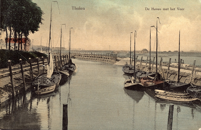 11197 Tholen De Haven met het Veer. Gezicht in de haven van Tholen met vissersschepen o.a. TH 4, 21, 27 en het veer