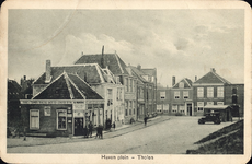 11207 Haven plein - Tholen. Gezicht op het Havenplein te Tholen met links op de hoek de winkel in tabak, ...