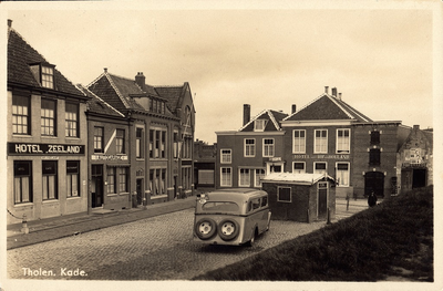 11228 Tholen. Kade. Gezicht op een deel van de Kade te Tholen, met links hotel Zeeland, een autogarage, achter hotel ...