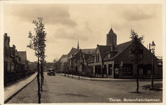 11231 Tholen. Molenvlietschestraat. Gezicht in de Molenvlietse straat te Tholen, met winkel op de hoek