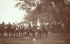 11311 Souvenir Koninklijk Bezoek te Zierikzee, 13 Sept. 1907.. De erewacht met het vaandel met de wapens van Zierikzee, ...