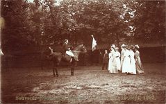 11312 Souvenir Koninklijk Bezoek te Zierikzee, 13 Sept. 1907.. Een damescommissie schenkt een vaandel aan een lid van ...