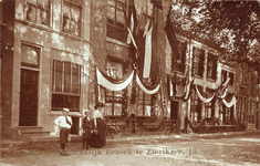 11313 Souvenir Koninklijk Bezoek te Zierikzee, 13 Sept. 1907.. Versierde panden aan de Oude Haven t.g.v. het Koninklijk ...