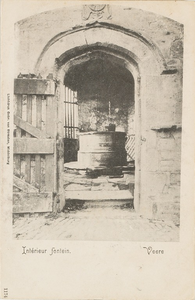 1187 Intérieur fontein. Veere. De toegangsdeur in de Cisterne bij de Grote Kerk te Veere