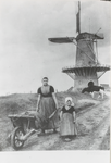 1193 Walcherse Molen Mill on theisland of Walcheren. Vrouw met kind in klederdracht met op de achtergrond de molen te Veere