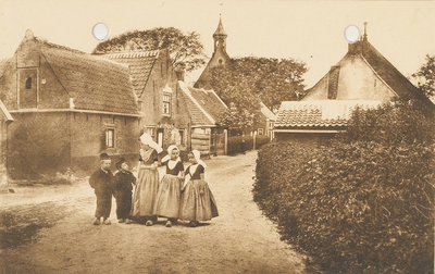 1206 Vrouwepolder Zeeland (Holland). Poserende kinderen in dracht in Vrouwenpolder