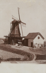 1224 Gezicht op de molen van C. de Visser in de Molenpolder aan de oostzijde van Vrouwenpolder, voor dat deze op 19 ...