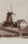 1224 Gezicht op de molen van C. de Visser in de Molenpolder aan de oostzijde van Vrouwenpolder, voor dat deze op 19 ...