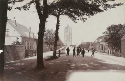 1261 Gezicht op de Zuidstraat in Westkapelle met op de achtergrond de vuurtoren