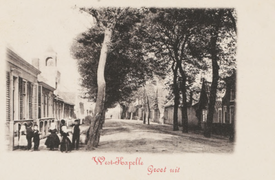 1263 West-Kapelle Groet uit. Gezicht op de Zuidstraat met Nederlandse Hervormde kerk te Westkapelle