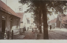 1282 Gezicht op de Zuidstraat met het torentje van de Ned. Herv. Kerk te Westkapelle