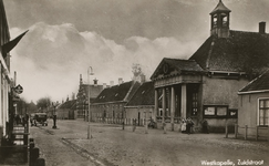 1286 Westkapelle, Zuidstraat. Gezicht op het stadhuis met het plakkebord en verderop rechts de Openbare Lagere School ...