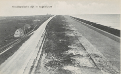 1290 Westkapelsche dijk in vogelvlucht. Gezicht op de Zeedijk te Westkapelle ter hoogte van de IJzeren Toren met ...