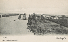 1292 Zeedijk Westkapelle. Gezicht op de Zeedijk te Westkapelle met een breiende vrouw en kinderen in klederdracht