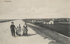 1296 Westkapelle. Een drietal kinderen in klederdracht op de Zeedijk te Westkapelle, rechtsonder de Krekelstraat