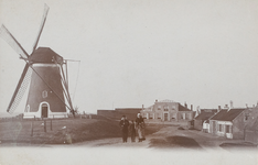 1313 Gezicht op de molen Prins Hendrik op de Zeedijk en 's Landshuis te Westkapelle
