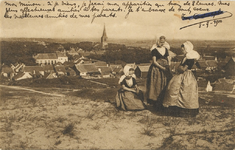 1368 Poserende kinderen in klederdracht op een duin met uitzicht op Domburg
