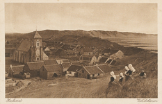 1371 Zeeland Walcheren. Meisjes in klederdracht op een duin met uitzicht op Zoutelande