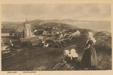 1372 Zeeland Zoutelande. Meisjes in klederdracht op een duin met uitzicht op Zoutelande