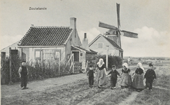 1411 Zoutelande. Gezicht op poserende kinderen op de weg bij de molen te Zoutelande