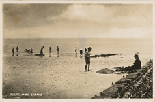 1430 Zoutelande, Strand. Gezicht op spelende kinderen aan de vloedlijn te Zoutelande