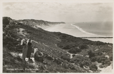 1433 Natuurschoon, Zoutelande. Meisjes in de duinen uitkijkend over het strand te Zoutelande