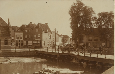1524 Gezicht op het Vlissings Wagenplein te Middelburg met boomstammen in het water