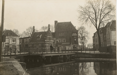 1525 Gezicht op de Vlissingse brug, logement de Vriendschap en het Vlissings Wagenplein te Middelburg met boomstammen ...
