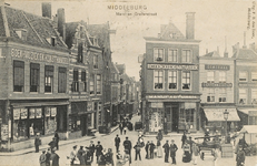 1536 Middelburg Markt en Gravenstraat. Gezicht op de weekmarkt op de Markt in de richting van de Gravenstraat te Middelburg