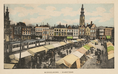 1551 Middelburg - Marktdag. De weekmarkt op de Grote Markt te Middelburg met op de achtergrond de Abdijtoren